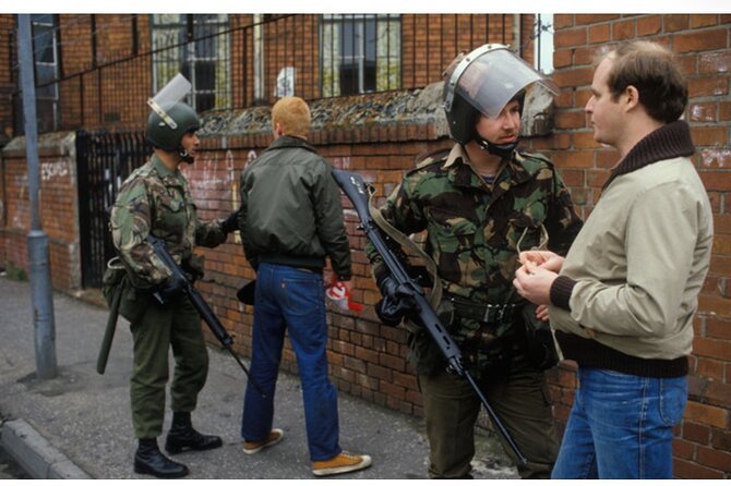 2 Hour Terror and Mural History Belfast taxi Private Tour - Peace Wall: Where Murals Meet the Nightly Reality of Division