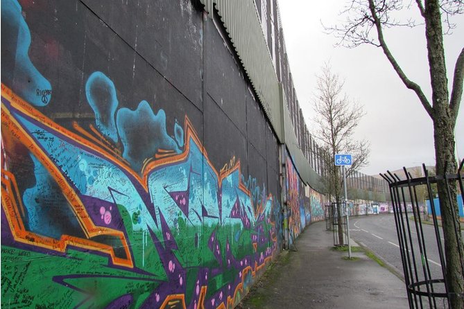 Belfast Murals Taxi Tour - Stop 3: West Belfast murals on Falls and Shankill Roads