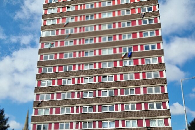Belfast Troubles Walking Tour: A Journey Through History - The Peace Wall Between Shankill and Falls: Gates, Murals, and the Night
