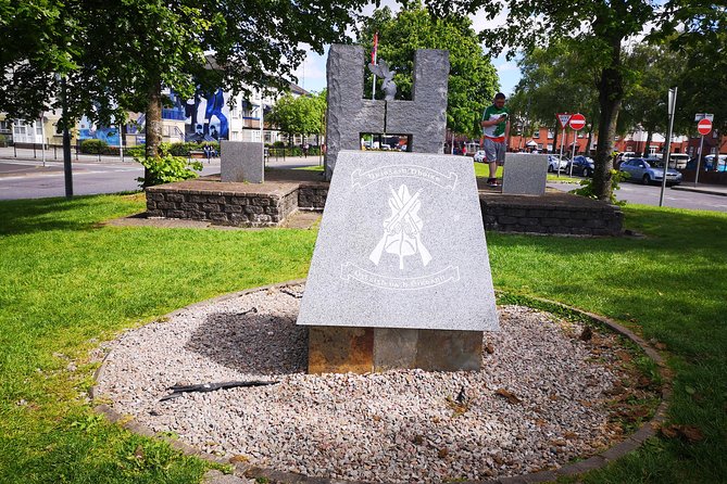 Derry City: The troubles Bogside walking tour - Free Derry Corner: murals, the wall, and the Bloody Sunday monument