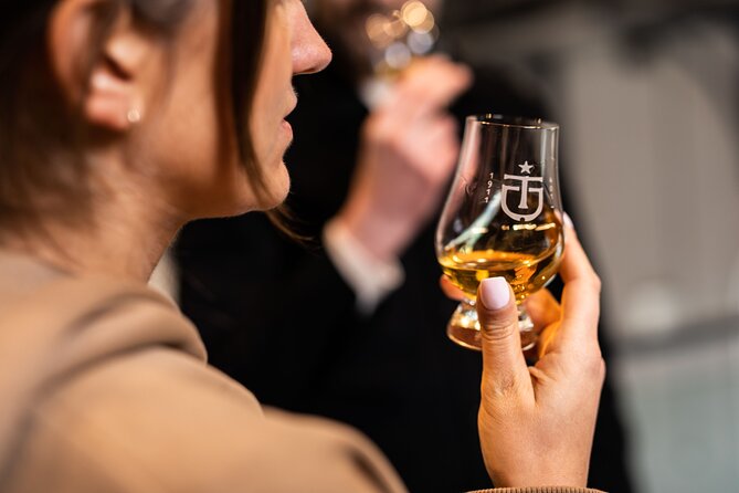 Giant's Causeway and Whisky Distillery tasting tour from Belfast - How guides shape the vibe, and what to watch for