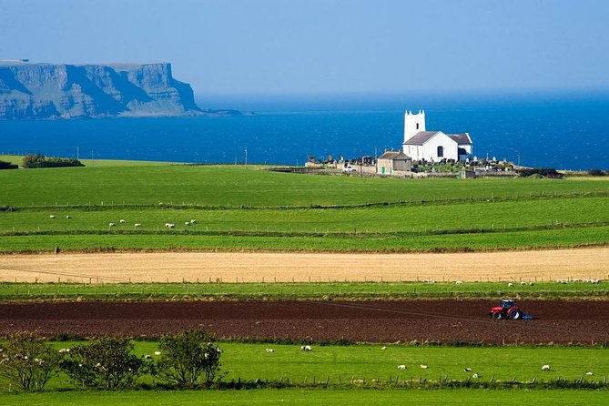 Giant's Causeway Full Day Tour from Belfast - Dunluce Castle ruins: 1 hour above the sea and a real-life tragedy