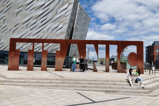 Giants Causeway Tour from Belfast in luxury 7 seater - Belfast Peace Walls: murals that explain the Troubles
