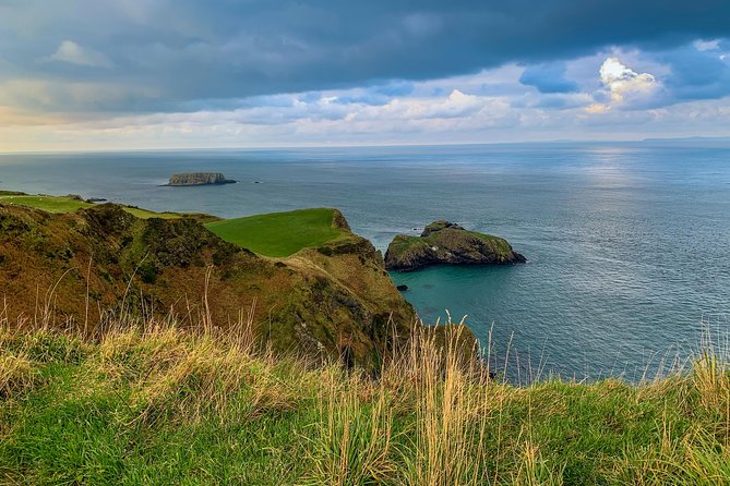 Northern Highlights Full-Day Guided Tour in Northern Ireland - Giant’s Causeway and Dunluce Castle: the core payoff, with one important reality check