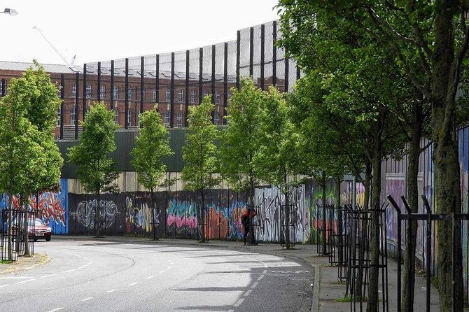 Official World Famous Belfast Black Taxi Tour - A private black taxi beats the bus for Belfast murals