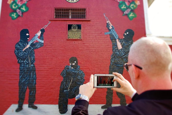 Original Private Belfast Troubles and Peace Cab/Taxi Tour 2 Hours - Getting to the start at Belfast City Hall, then meeting the murals
