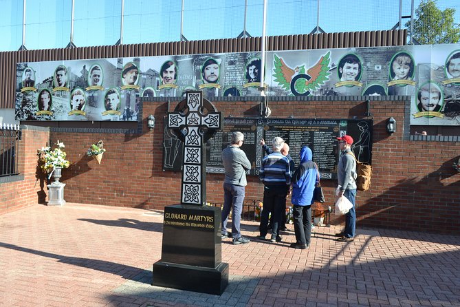 World Famous Private Belfast Troubles Taxi Cab Tour 2 Hour - Peacewall taxi tours: writing your name on a visible divide